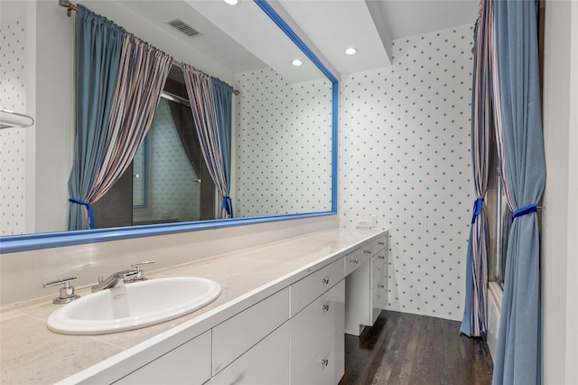 full bath with recessed lighting, visible vents, a shower with shower curtain, vanity, and wood finished floors