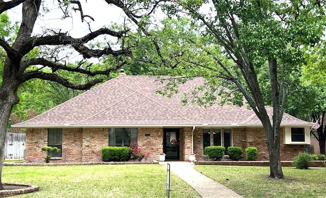 ranch-style house featuring a front lawn