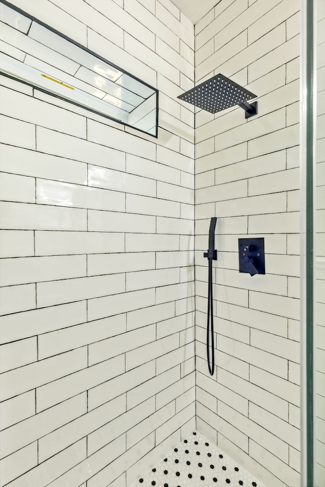 bathroom featuring tiled shower