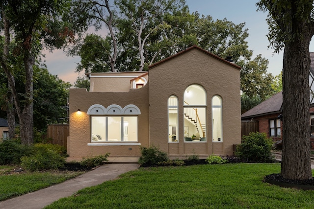 view of front of property with a lawn