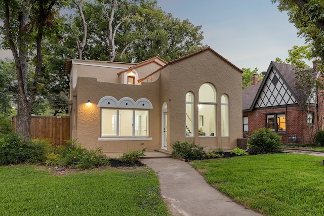 view of front facade featuring a front yard