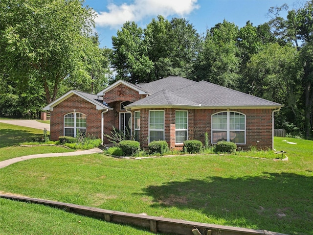 view of front facade featuring a front lawn