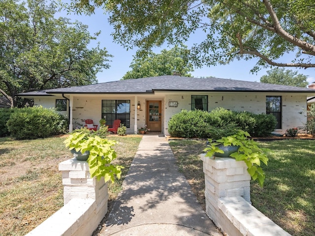 single story home with a front yard