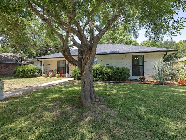 single story home with a front lawn