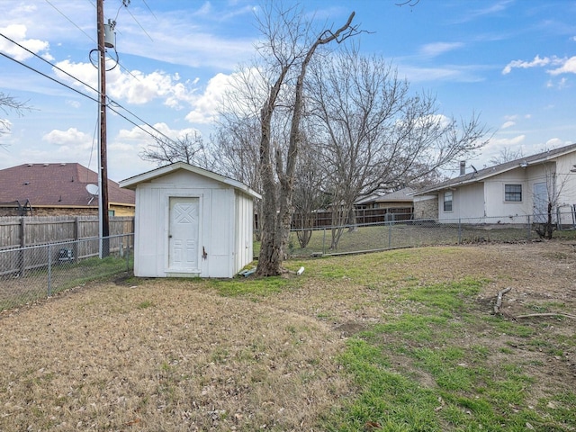 view of yard with a storage unit