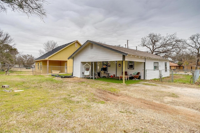 view of front of house featuring a front lawn