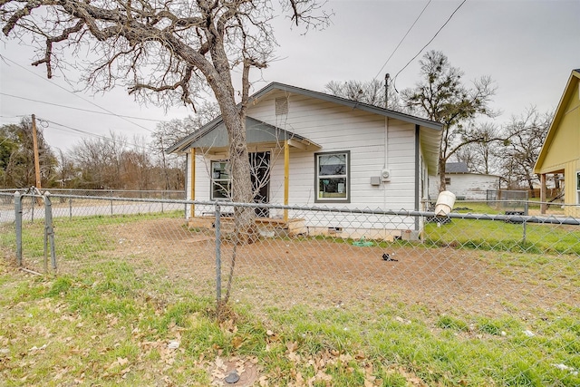 view of front of house with a front lawn