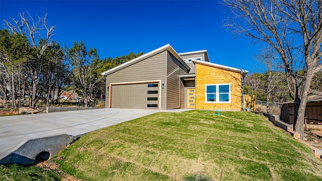 view of front facade featuring a garage and a front yard