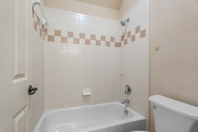 bathroom with tiled shower / bath and toilet