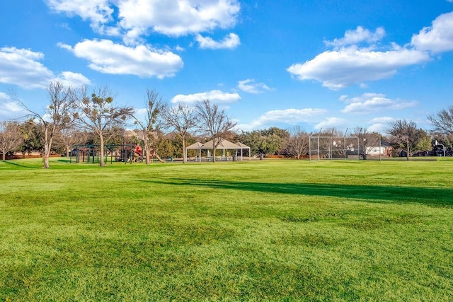 view of property's community featuring a lawn