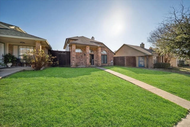 view of front of home featuring a front lawn