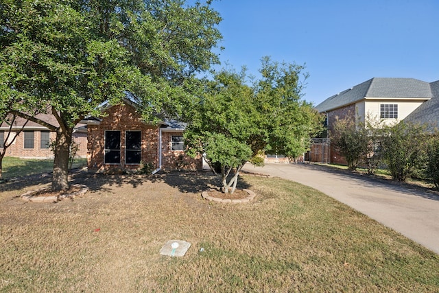 view of front facade featuring a front lawn