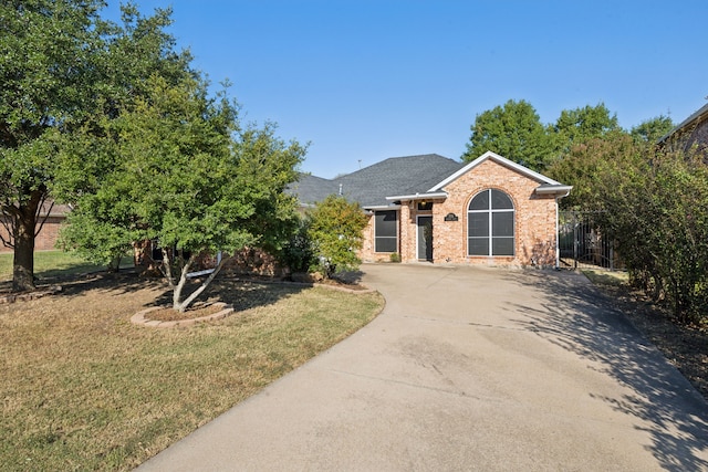 view of front of home featuring a front yard