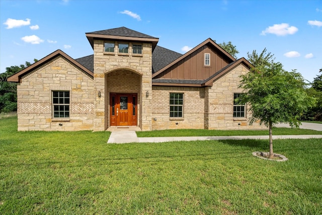 view of front of home featuring a front yard