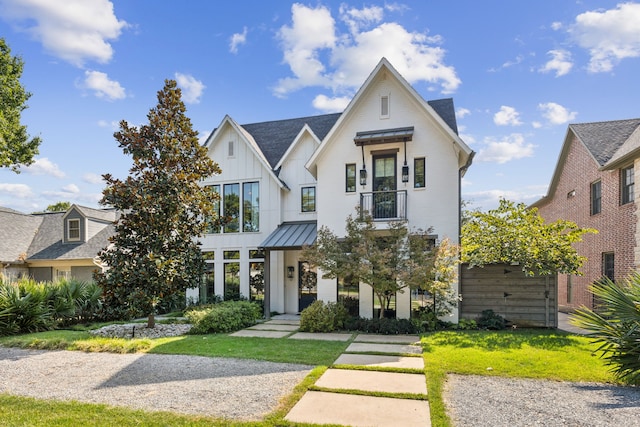 view of front of property with a front lawn