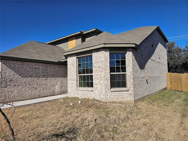 view of side of property featuring a lawn