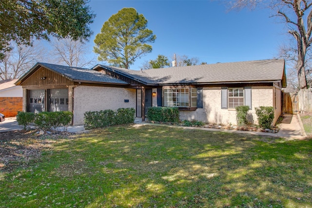 single story home featuring a front lawn