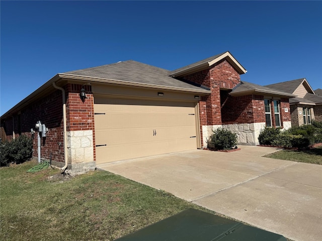 view of front facade with a garage and a front lawn