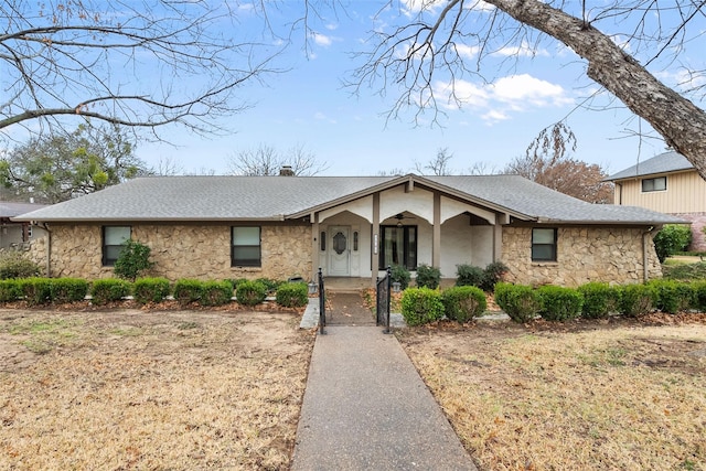 view of front of house featuring a porch and a front lawn