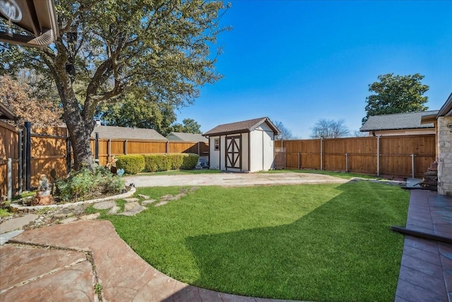 view of yard featuring a storage unit