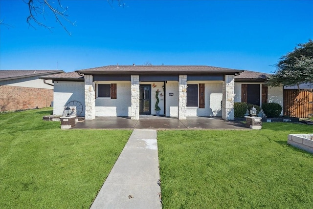 prairie-style home with a front yard