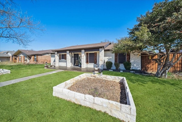 ranch-style home featuring a front lawn