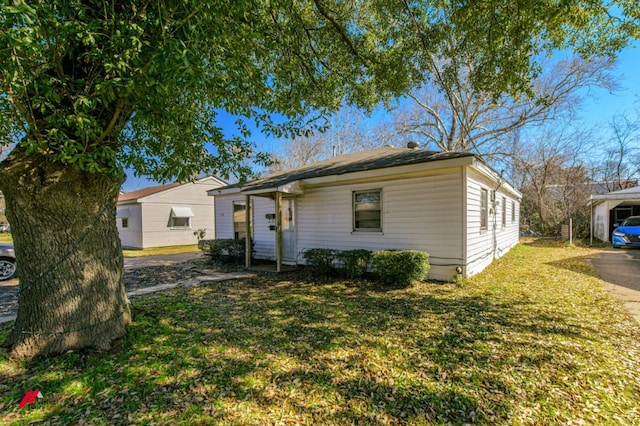 view of front facade with a front yard