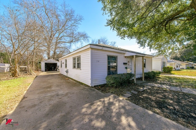 view of front of property with an outbuilding