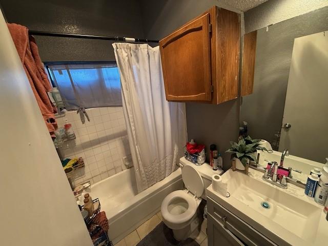 full bathroom with shower / tub combo with curtain, vanity, and toilet