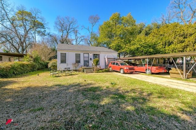 view of front of home featuring a carport and a front lawn