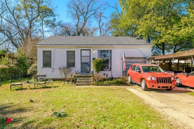 view of front of house featuring a carport and a front yard