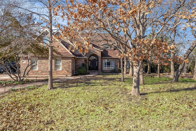 view of front facade featuring a front yard