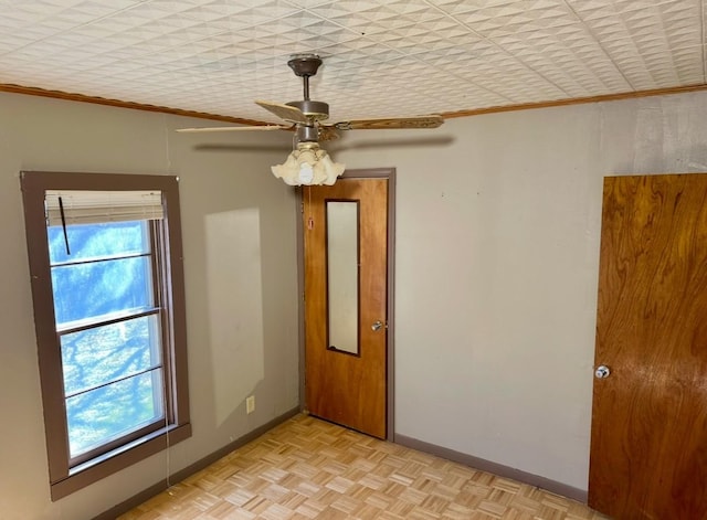 unfurnished room with light parquet flooring, plenty of natural light, ceiling fan, and crown molding