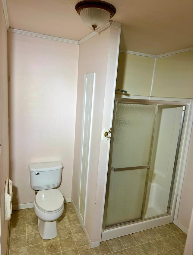 bathroom with an enclosed shower, crown molding, and toilet