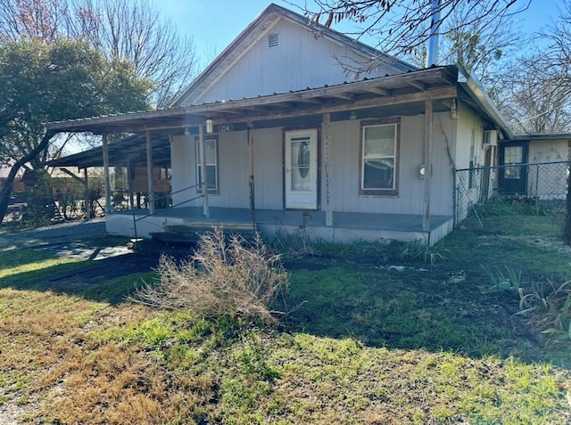 view of front of property featuring a porch and a front lawn