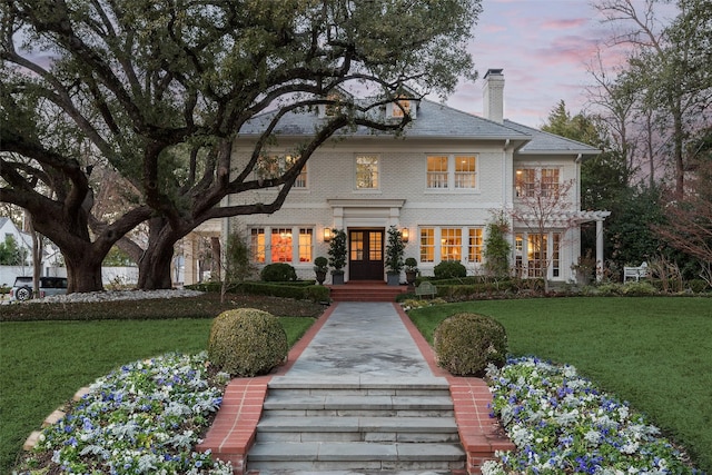 view of front of property featuring a lawn