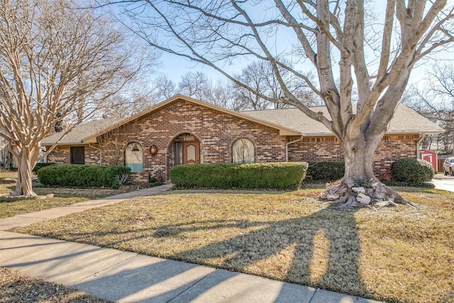 single story home featuring a front yard