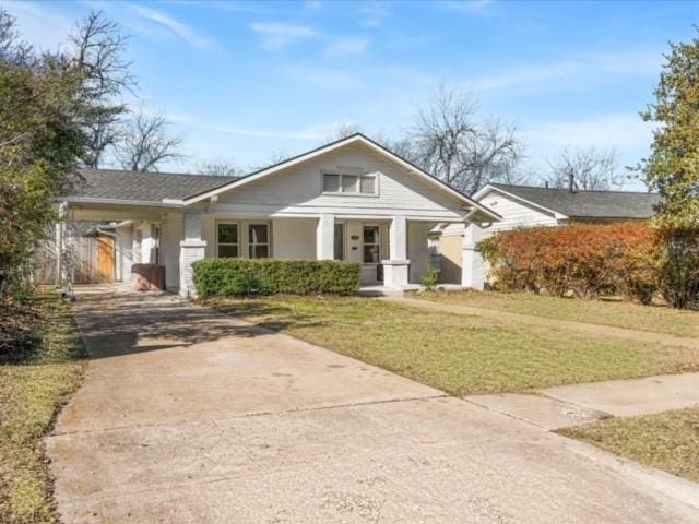 view of front of house featuring a front lawn