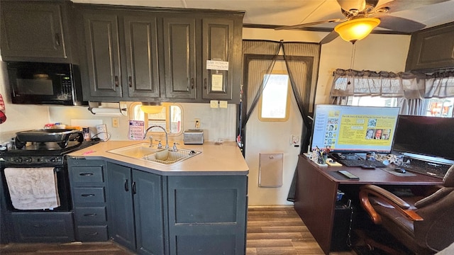 kitchen with dark wood-type flooring, ceiling fan, sink, and black appliances