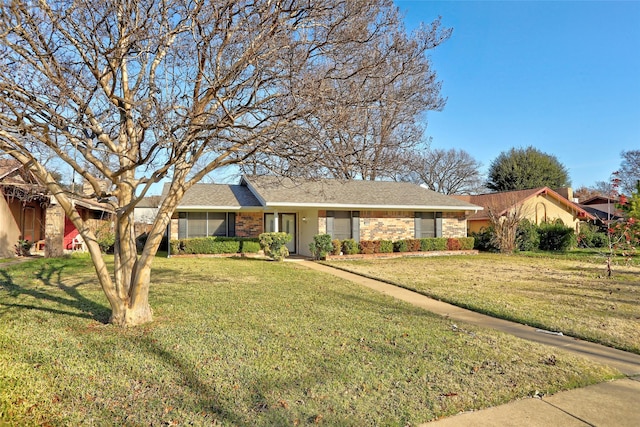 ranch-style home featuring a front lawn