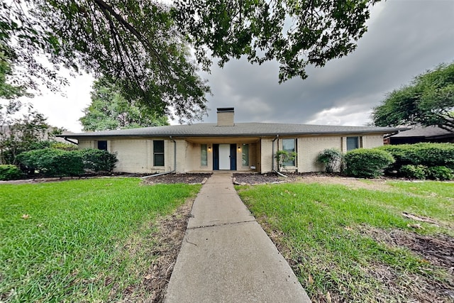 single story home with a front lawn