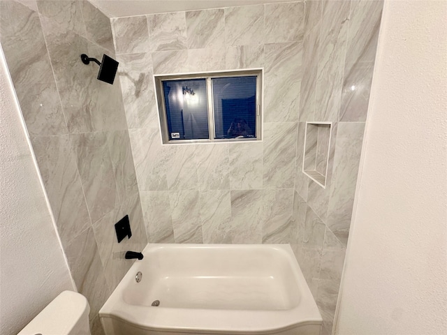 bathroom featuring tiled shower / bath