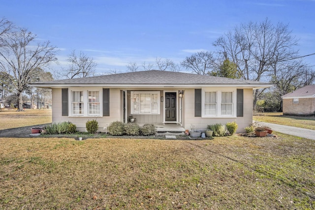 single story home with a front lawn