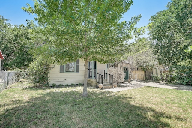 view of front of property featuring a front yard