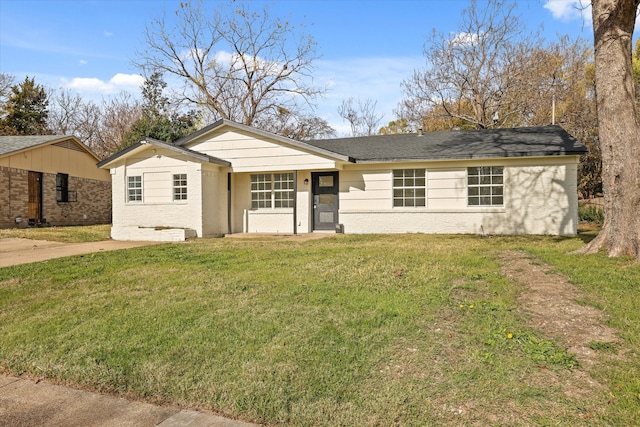 ranch-style house featuring a front lawn