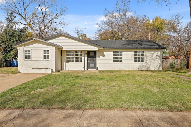 single story home featuring a front lawn