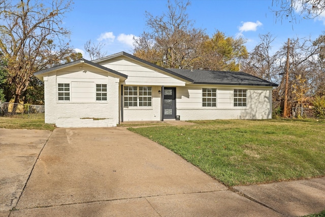 single story home featuring a front lawn