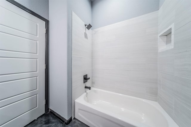 bathroom featuring tiled shower / bath