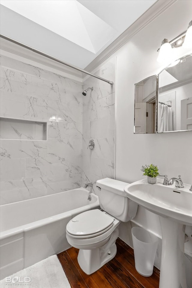 bathroom featuring hardwood / wood-style flooring, shower / tub combo with curtain, ornamental molding, and toilet