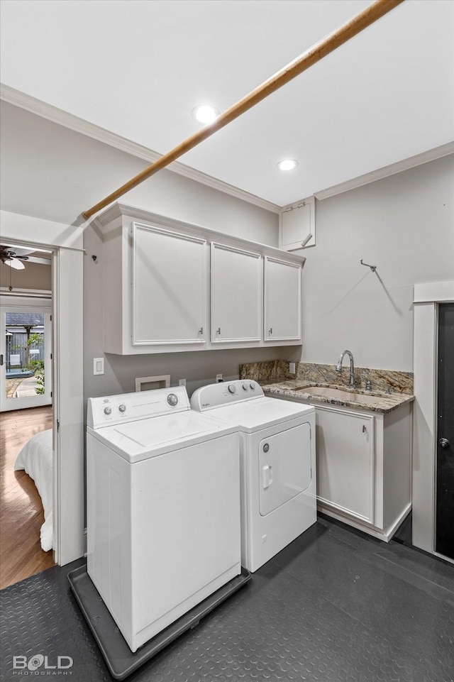 laundry area with sink, ceiling fan, independent washer and dryer, cabinets, and ornamental molding